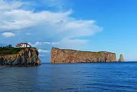 Le rocher et le Cap Canon vus de la berge.