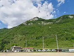 Rocher de Saint-Loup depuis l'ensemble sportif Aimé Pariat de Vif.