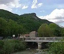 Vue du rocher de Saint-Loup depuis le centre-ville de Vif et la rivière de la Gresse.