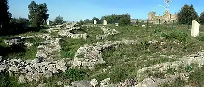 Mur d'enceinte préhistorique du Rocher du Causse, Claret.