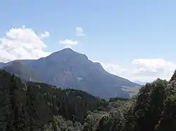 La Vierge du Vercors est située en arrière-plan de la Crête de Chalimont