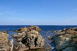 Sentier littoral, parfois surnommé « sentier ou chemin des douaniers »