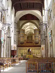 La cathédrale (cathédrale de Rochester) qu'envahit la nature pour chanter la Résurrection et la Vie.
