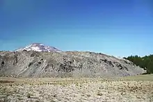 Front d'une ancienne coulée de lave s'étant arrêtée au milieu d'une prairie.