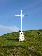 Plusieurs croix de chemin.