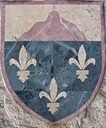 Le blason en marbre à l'entrée de l'hôtel de ville.