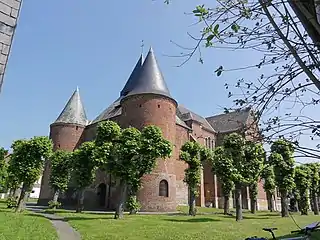 L'église fortifiée de Rocquigny.