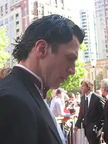 Photographie de Rod Brind'Amour de profil en costume de soirée