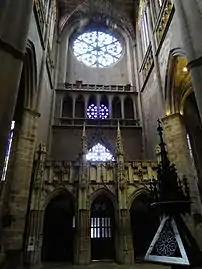 Bras sud du transept avec l'ancien jubé placé sur le revers de la façade.