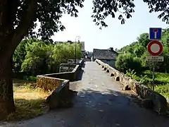 La chaussée sur le pont.