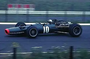 Photographie couleur de Pedro Rodríguez dans sa BRM lors des essais du Grand Prix d'Allemagne 1968 au Nürburgring