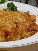  Photo d'un plat de roesti (galette de pommes de terre râpées), spécialité suisse.