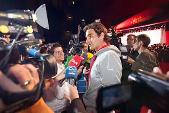 Photo de Roger Federer, qui est à la Maison de la Suisse pour célébrer sa médaille d'argent et répond aux journalistes