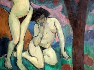 Nus dans un paysage, Roger de La Fresnaye, 1910. On aperçoit de nombreuses influences du mouvement nabi : absence de perspective dans le paysage, aplats de couleur, traits noirs. La composition s'équilibre avec une femme agenouillée entournée du ventre et des jambes d'une femme debout sur sa gauche et d'un tronc d'arbre sur sa droite.