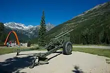 Un cannon et un monument