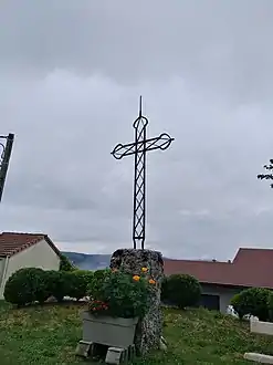 Croix métallique à l'entrée du village.