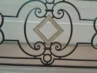Balustrade de l'escalier d'honneur représentant une macle (meuble héraldique figurant dans les armes des Rohan).