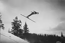 Un sauteur à ski en plein saut