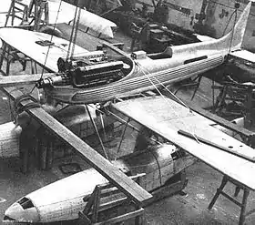 Installation du moteur Rolls-Royce type R sur le S.6B en cours de construction en 1931.