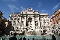 La fontaine de Trévi contre la façade sud du palais Poli.