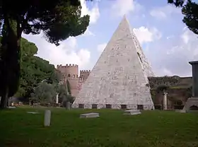 La pyramide de Cestius fut incluse dans le mur d'Aurélien, on peut voir sur la photo la porte Saint Paul de Rome sur la gauche