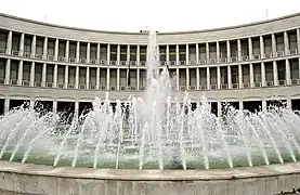 Palazzo dell'INPS, et la fontaine au centre