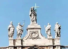 Statues au sommet de la façade.