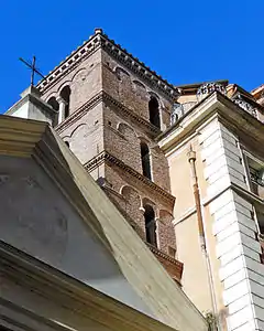 Campanile médiéval, en partie incorporé par les bâtiments voisins