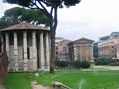 Photographie en couleurs de deux temples romains, l'un rond et l'autre carré.