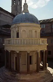 Édifice en forme de dôme sur un entablement soutenu par des colonnes entourant une porte centrale.