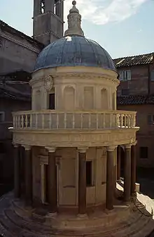 Le Tempietto au milieu d'une étroite cour.