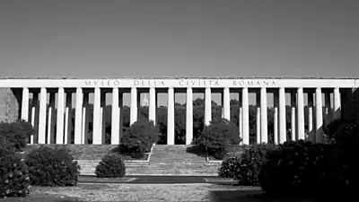 Colonnade du musée de la Civilisation romaine.