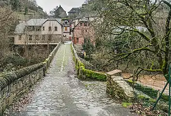 Vue vers l'est, partie basse de Conques en arrière plan