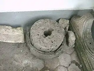 Moulin à main romain avec cale supérieure pour centrer la meule courante