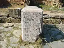 Stèle datant de l'époque romaine avec des écritures capitales romaine