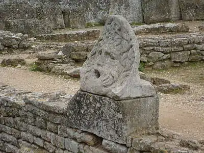 Mascaron de thermes romains à Glanum.