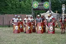 Reconstitution moderne de soldats du premier siècle en position d'attente.