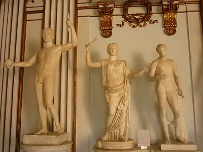 Autres statues dans la salle, dont Auguste tenant le monde (à gauche).