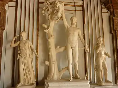 Autres statues présentes dans la salle, dont un "chasseur au lièvre" (au centre) et Harpocrate (à droite).