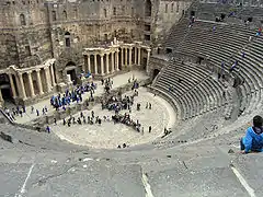 Cavea et scène du théâtre romain.