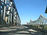 Le pont Anghel-Saligny à droite, vu depuis l'autoroute sur le pont de Cernavodă.