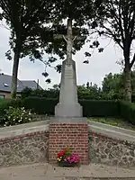 Le monument aux morts avec son calvaire.