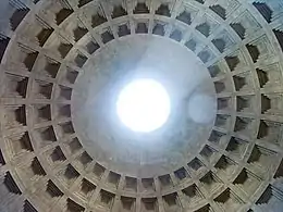 Oculus de 8,7 m de diamètre de la coupole du Panthéon de Rome. L'ouverture n'est pas protégée par un lanternon.