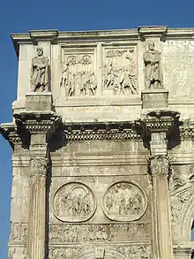 Détail de l'arc de Constantin, montrant des remplois de monuments antérieurs, depuis l'époque de Trajan.