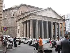 Vue du Panthéon : les deux colonnes en granit rose à gauche proviennent des thermes.