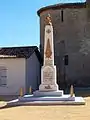 Le monument aux morts sur la place du bourg (sept. 2012).