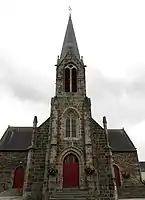 La façade occidentale de l'église paroissiale Saint-Martin-de-Tours.