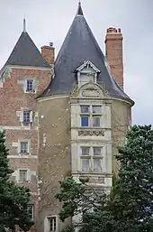 Photographie représentant une tour accolée à un château Renaissance.