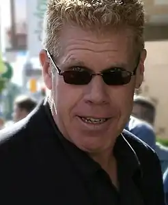 Ron Perlman interprète Nino