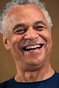 Ron Glass dans le rôle de Derrial Book.